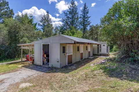 a view of a house with backyard