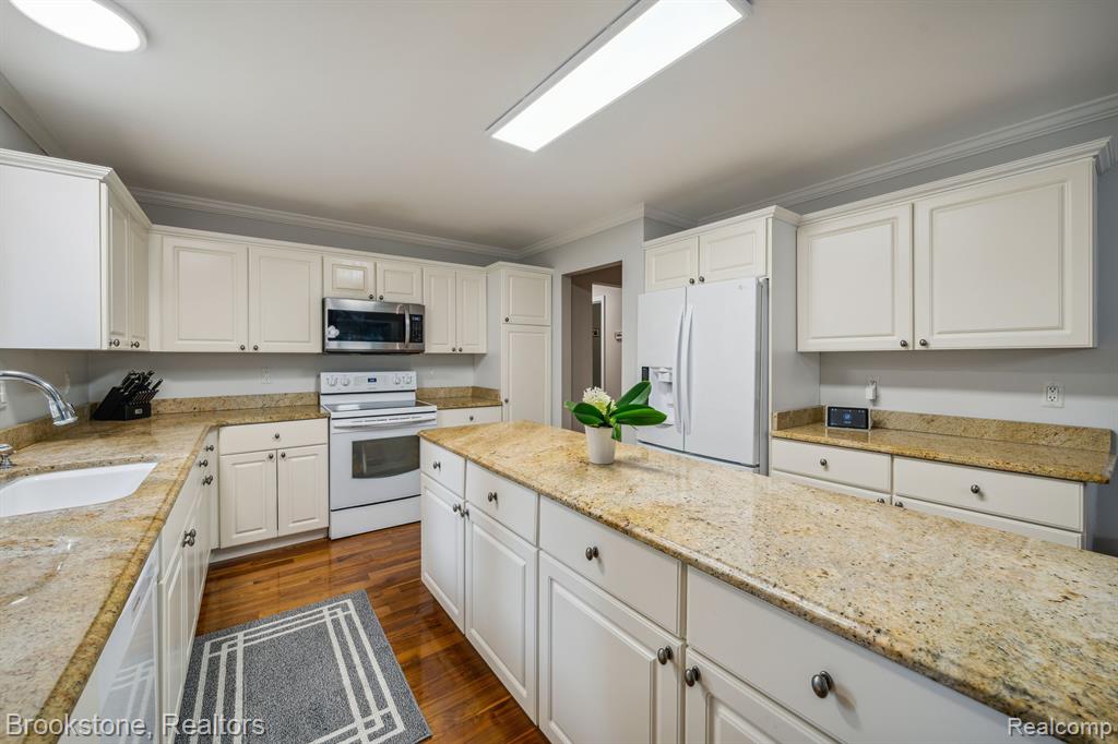 576 Bloomer Ridge Drive Rochester, MI 48307 - Photo 13 of 48