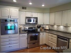 6 Bridge Terrace Springfield, IL 62704 - Photo 3 of 24