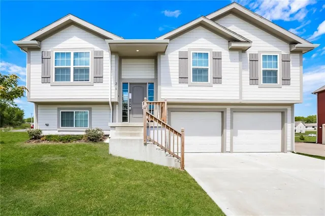 $2,105 | 210 Elissa Drive, Raymore, MO 64083