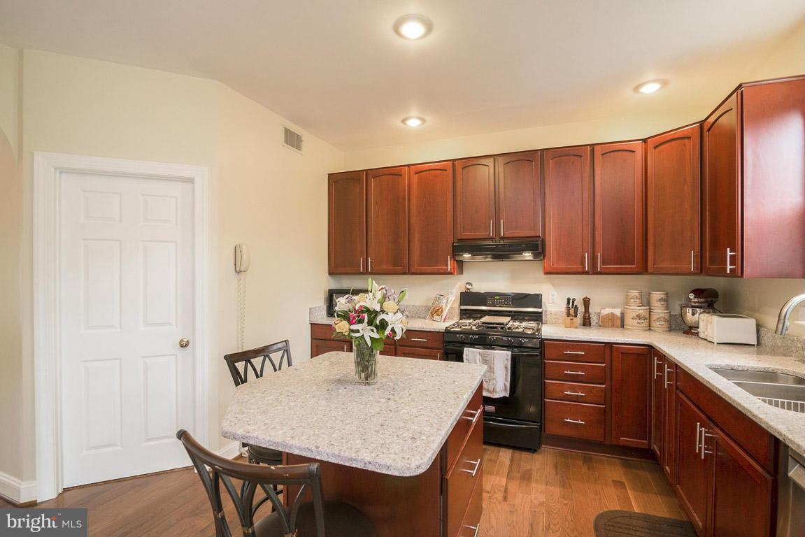 7824 Rocky Springs Road Frederick, MD 21702 - Photo 9 of 30 Kitchen with island
