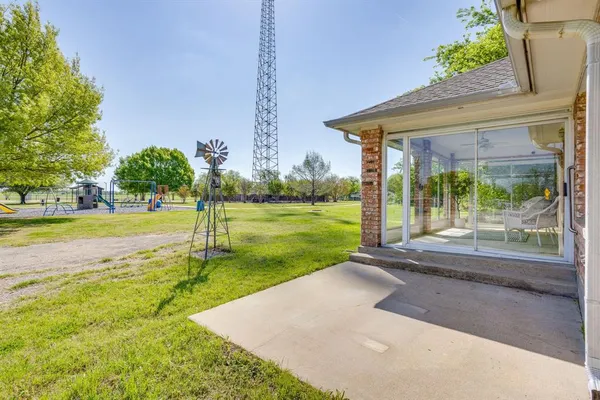 a view of a house with backyard and porch