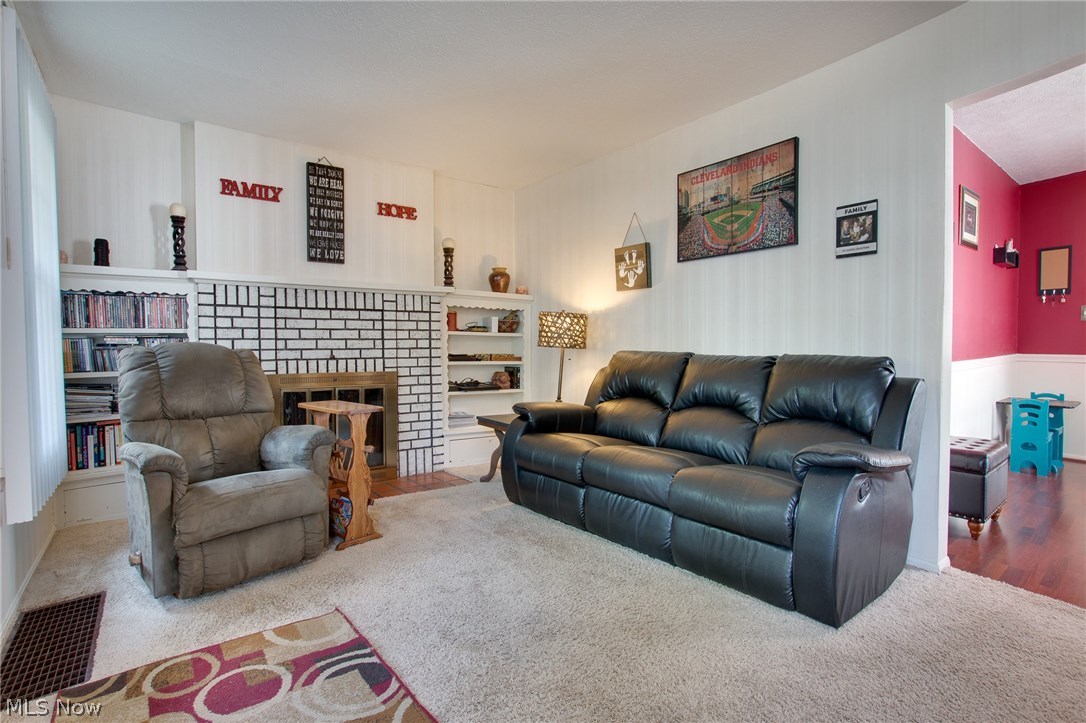 5384 Summit Road Lyndhurst, OH 44124 - Photo 8 of 30 Cozy living room...
