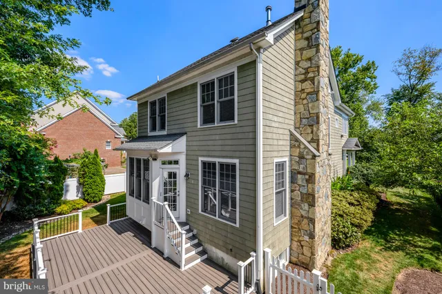 a view of backyard with garden and trees