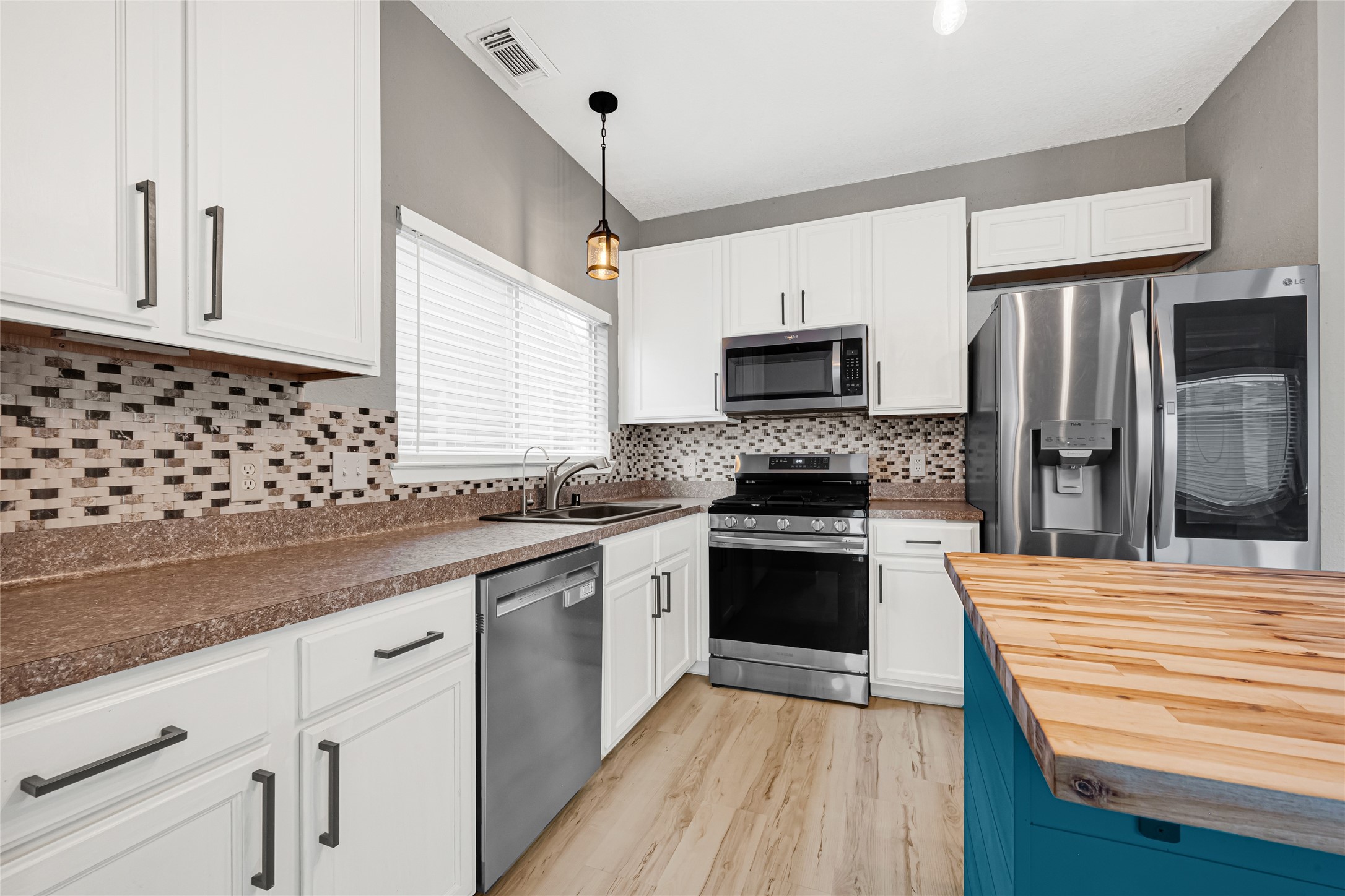21831 Mossy Field Lane Spring, TX 77388 - Photo 7 of 26 a kitchen with granite countertop a refrigerator stove and sink