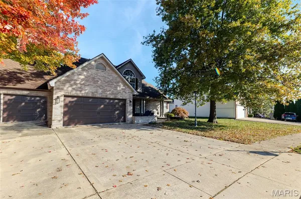 $435,000 | 121 Somerset Drive, Glen Carbon, IL 62034