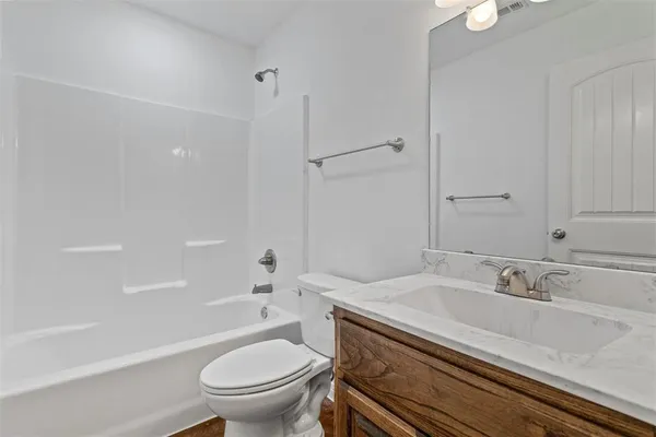 $1,305 | 804 East 5th Street, Bonham, TX 75418