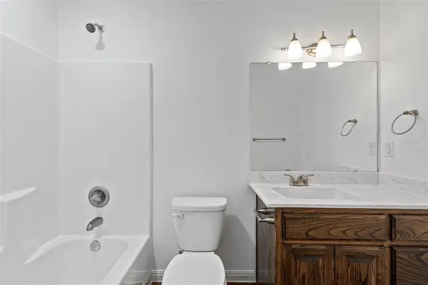 $1,305 | 804 East 5th Street, Bonham, TX 75418