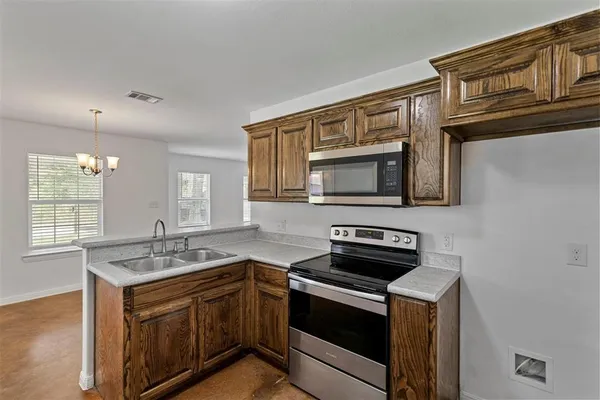 $1,305 | 804 East 5th Street, Bonham, TX 75418