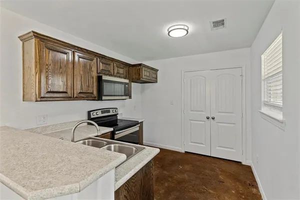 $1,305 | 804 East 5th Street, Bonham, TX 75418