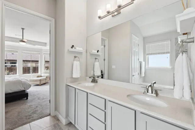 a en suite bathroom with a sink and a mirror
