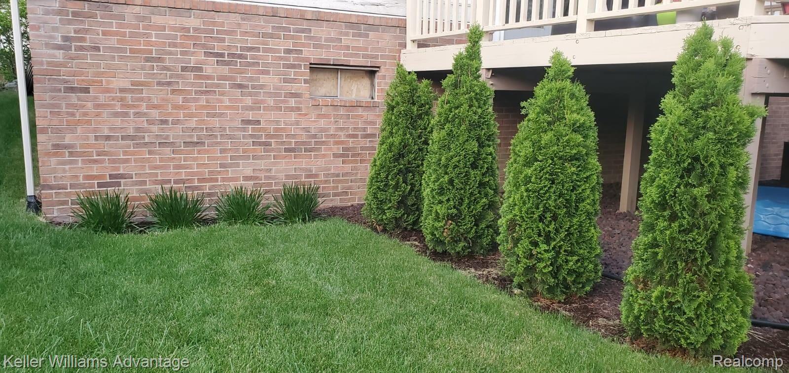 3229 Silverbrook Drive Rochester, MI 48306 - Photo 29 of 33 Beautifully landscaped