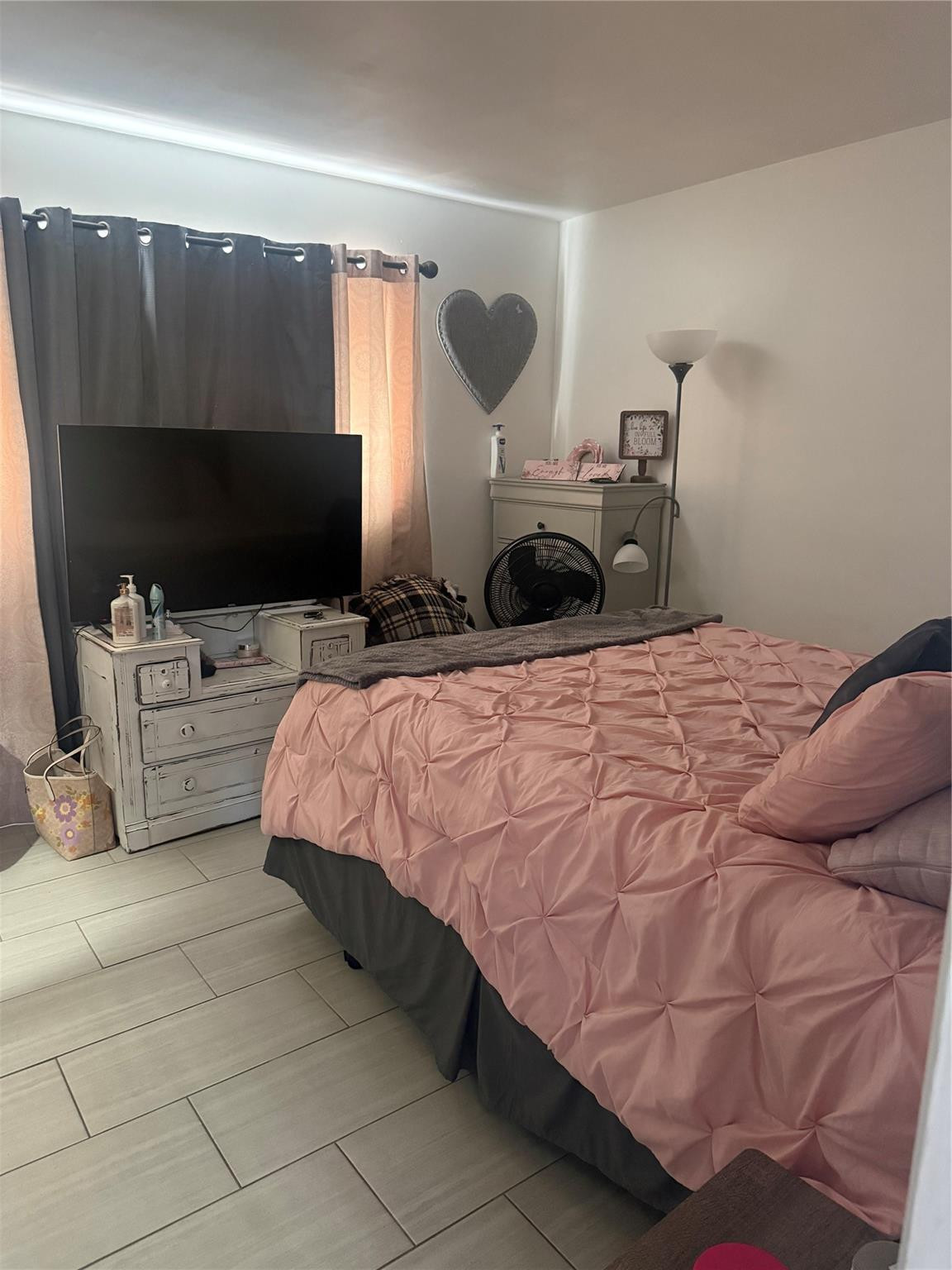 817 Southeast 9th Street Okeechobee, FL 34974 - Photo 2 of 13 a bed sitting in a bedroom and tv
