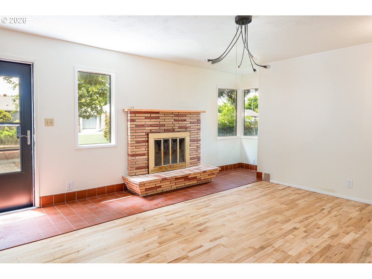 1404 Centennial Boulevard Springfield, OR 97477 - Photo 6 of 32 Living Room