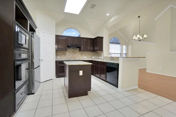 $2,550 | 1695 Cresthill Drive, Rockwall, TX 75087