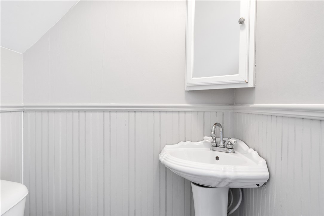 38 Trinity Parkway Providence, RI 02908 - Photo 19 of 37