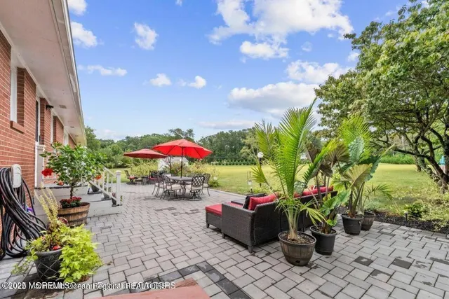 a bunch of flowers sitting in the outside of the house