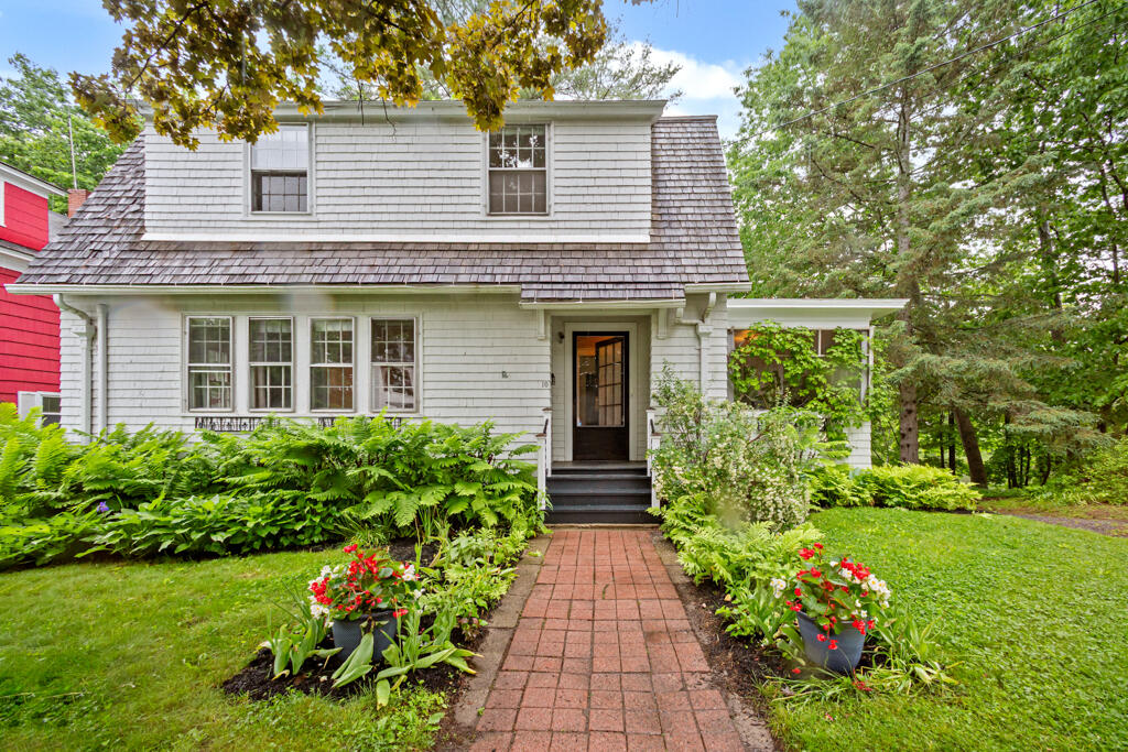 10 Burleigh Street Waterville, ME 04901 - Photo 6 of 41 Come on in!