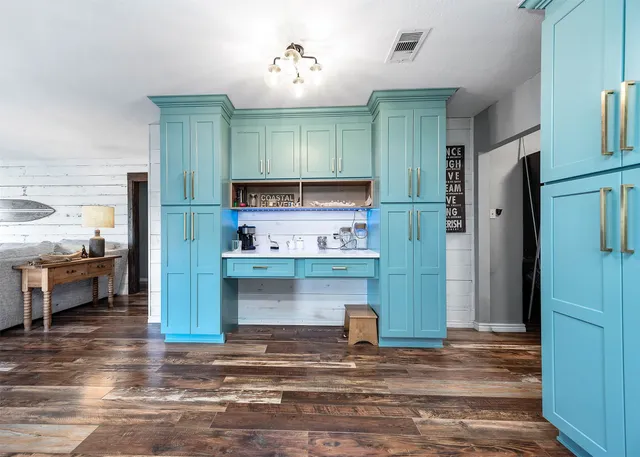 $599,000 | 325 Ling Street, Bayou Vista, TX 77563