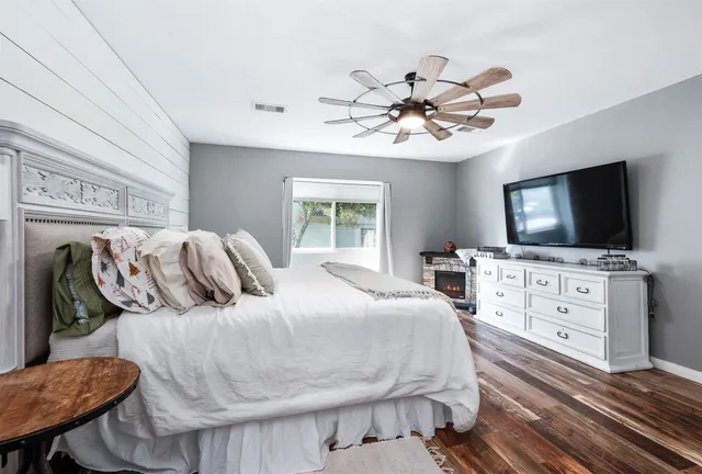 $599,000 | 325 Ling Street, Bayou Vista, TX 77563