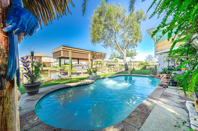 $599,000 | 325 Ling Street, Bayou Vista, TX 77563