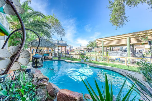 $599,000 | 325 Ling Street, Bayou Vista, TX 77563