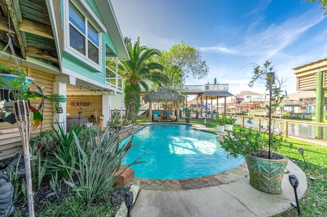 $599,000 | 325 Ling Street, Bayou Vista, TX 77563