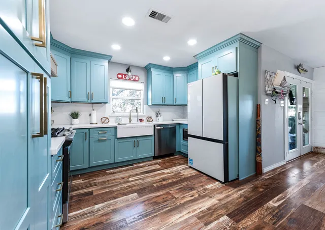 $599,000 | 325 Ling Street, Bayou Vista, TX 77563