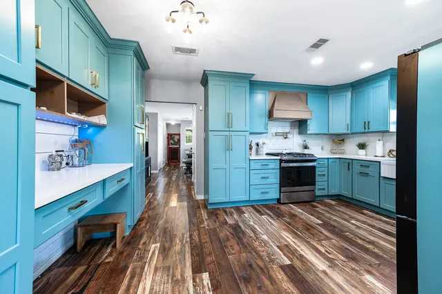 $599,000 | 325 Ling Street, Bayou Vista, TX 77563