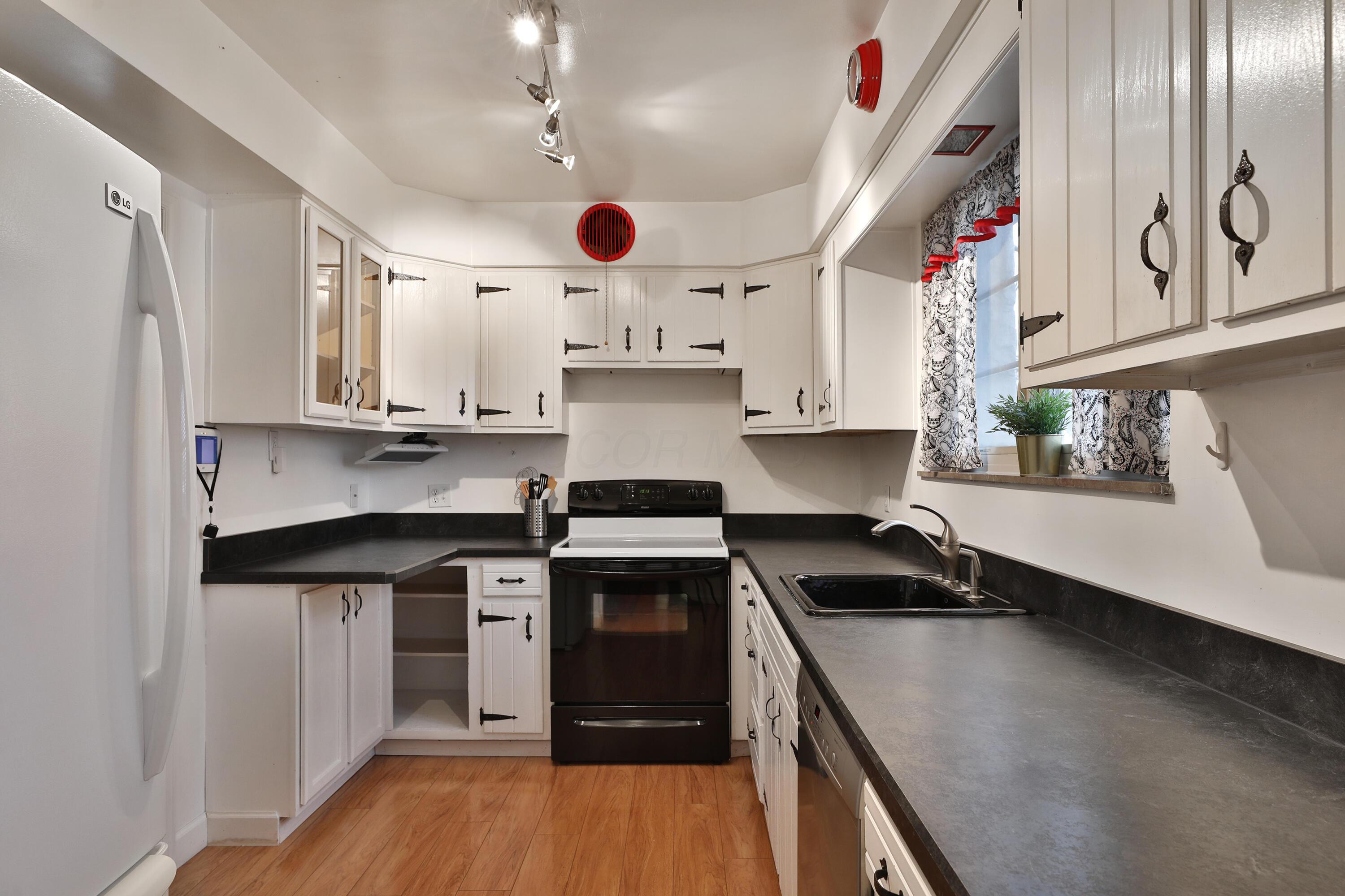 2620 Wellesley Road Columbus, OH 43209 - Photo 26 of 32 Kitchen
