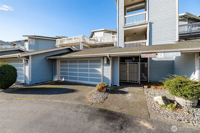 $389,000 | 651 Southeast Bayshore Drive, Unit B301, Oak Harbor, WA 98277