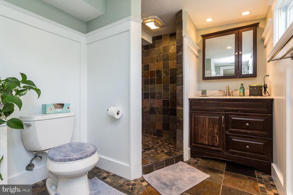 6904 Barrett Road Falls Church, VA 22042 - Photo 23 of 28 Bath (Master)