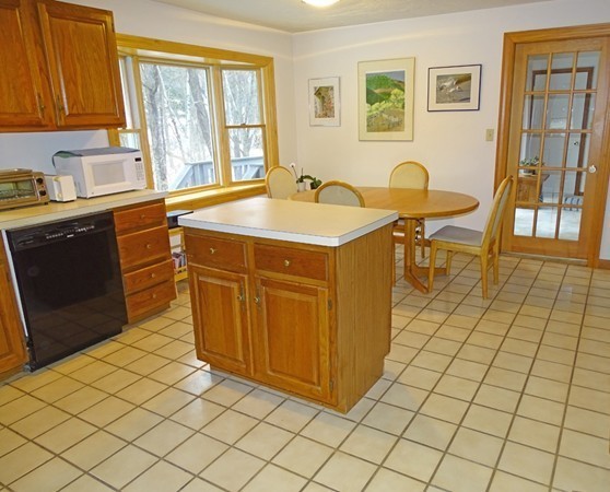 352 Spring Street Shrewsbury, MA 01545 - Photo 9 of 29 Gallery Image 9