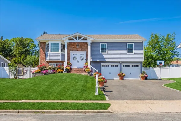 $999,000 | 22 Marquette Drive, Smithtown, NY 11787