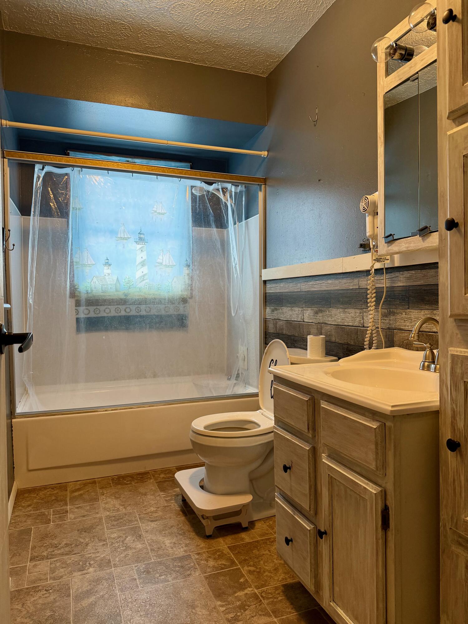 402 East St Louis Street Knox, IN 46534 - Photo 14 of 19 a bathroom with a sink a toilet and bathtub