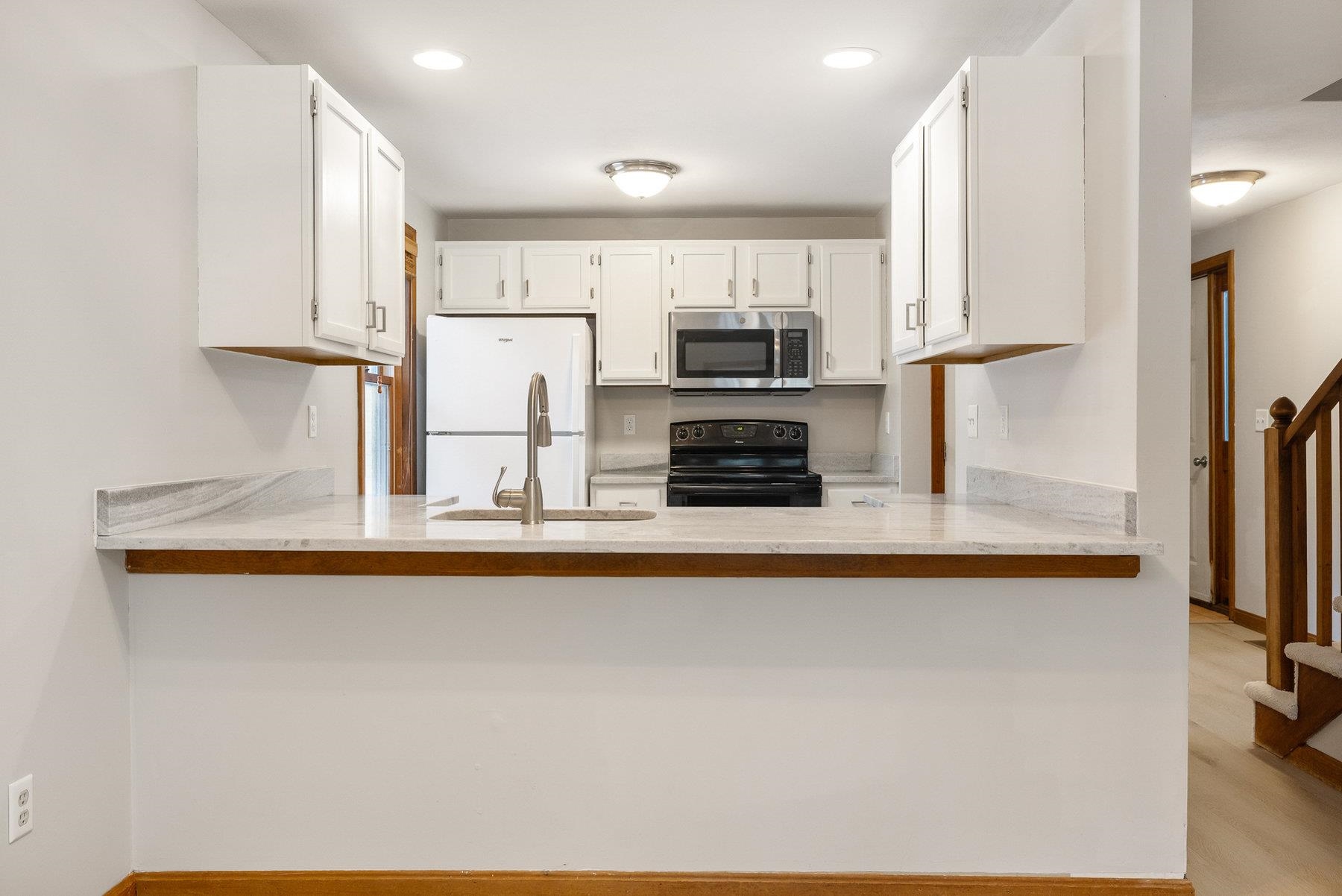 3 Montrose Drive Stratham, NH 03885 - Photo 12 of 38