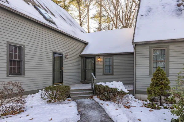 $359,000 | 3 Montrose Drive, Stratham, NH 03885