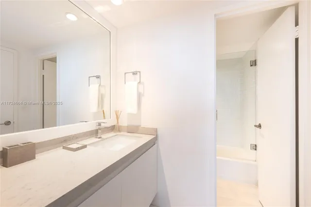 $545,000 | 100 Lincoln Road, Unit 619, Miami Beach, FL 33139