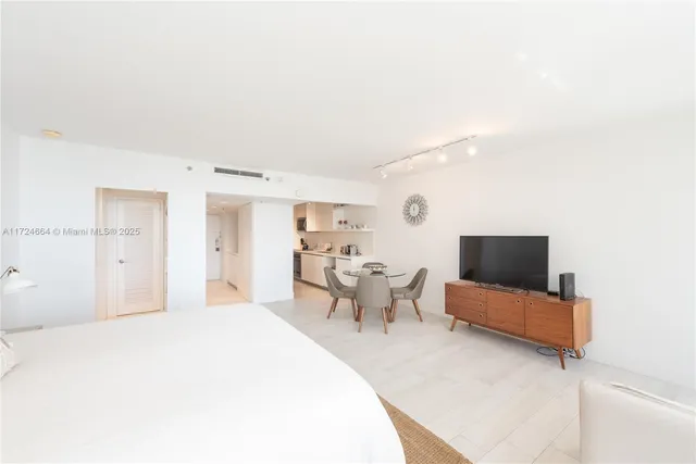 $545,000 | 100 Lincoln Road, Unit 619, Miami Beach, FL 33139