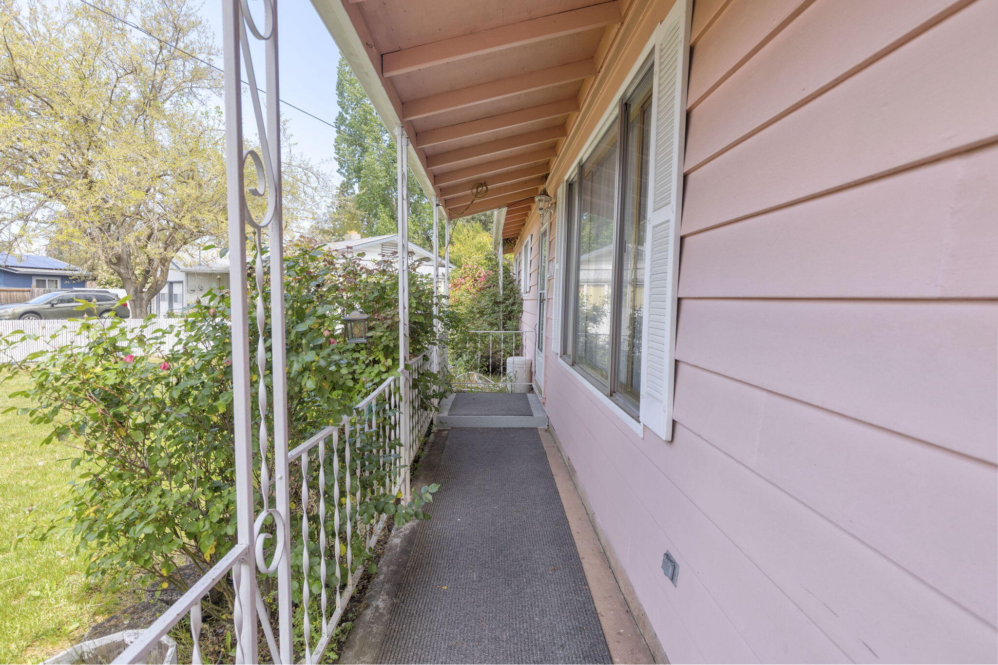 207 Holiday Lane Central Point, OR 97502 - Photo 3 of 38 Front Walkway