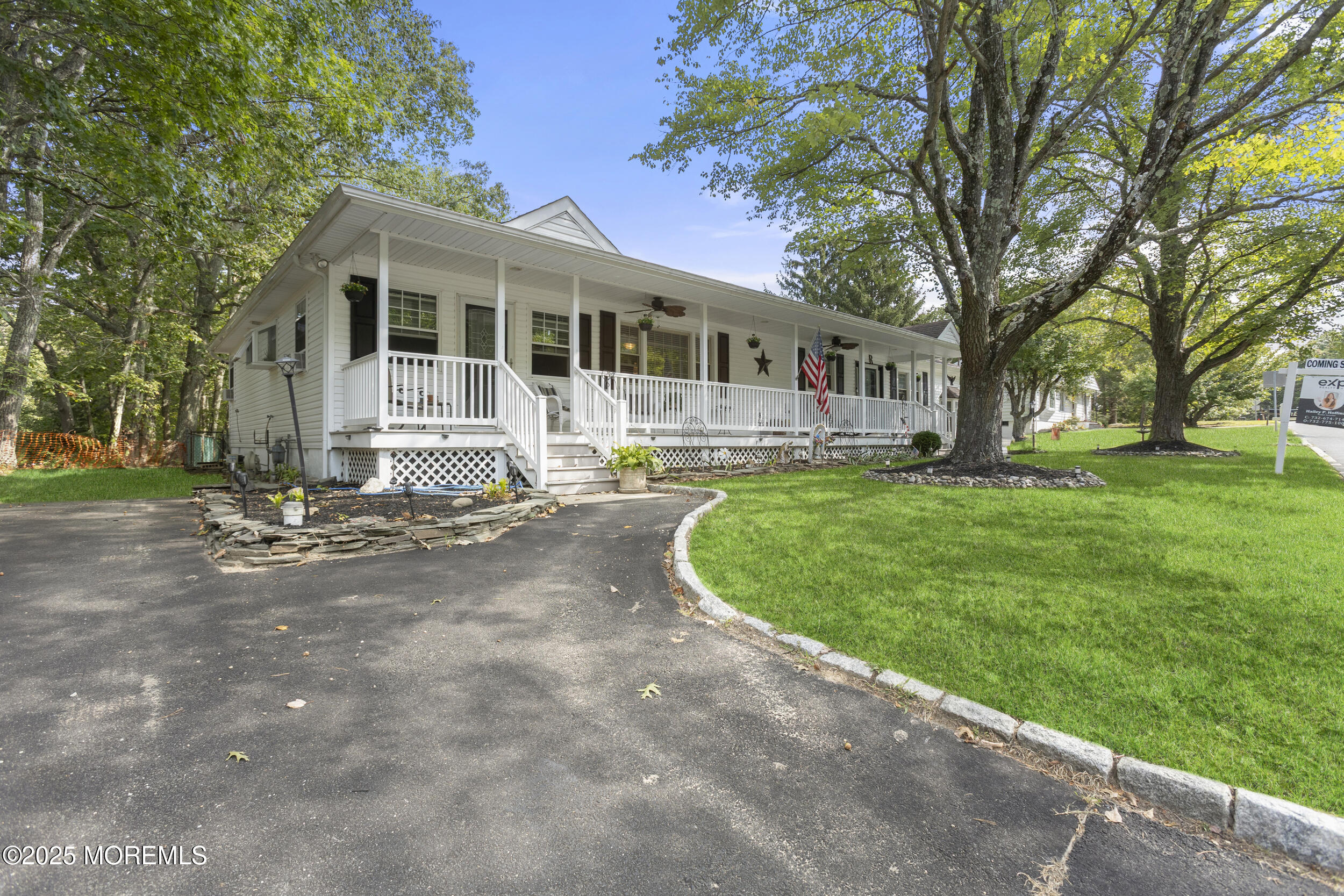 742 West Commodore Boulevard Jackson, NJ 08527 - Photo 1 of 37 Suite Driveway