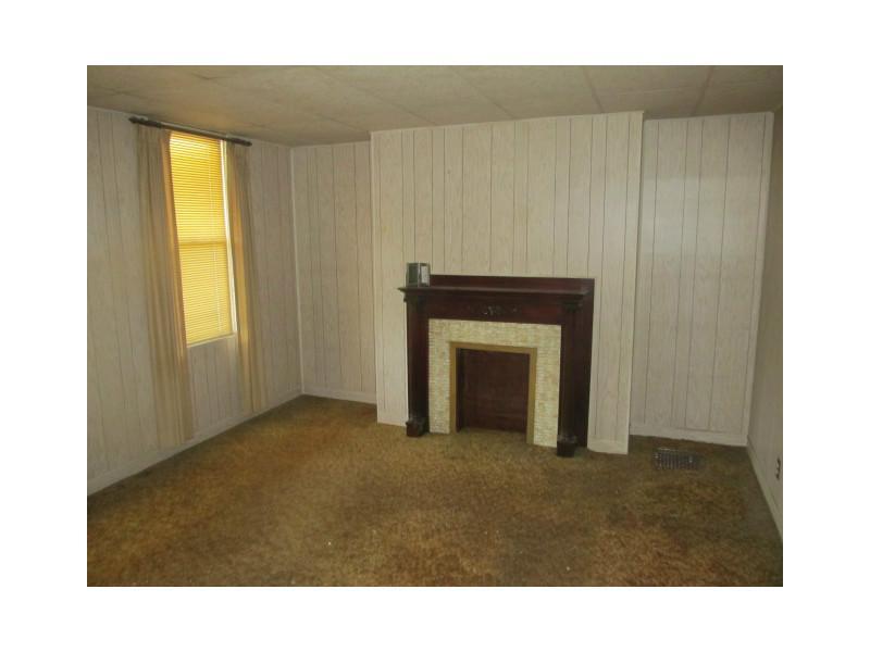 814 Rose Street McKees Rocks, PA 15136 - Photo 3 of 7 Living Room.