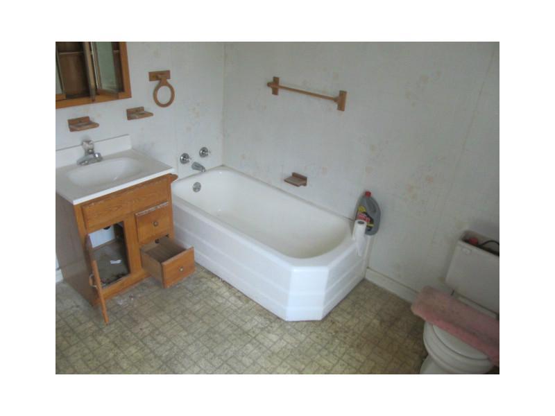 814 Rose Street McKees Rocks, PA 15136 - Photo 7 of 7 Full Bath.