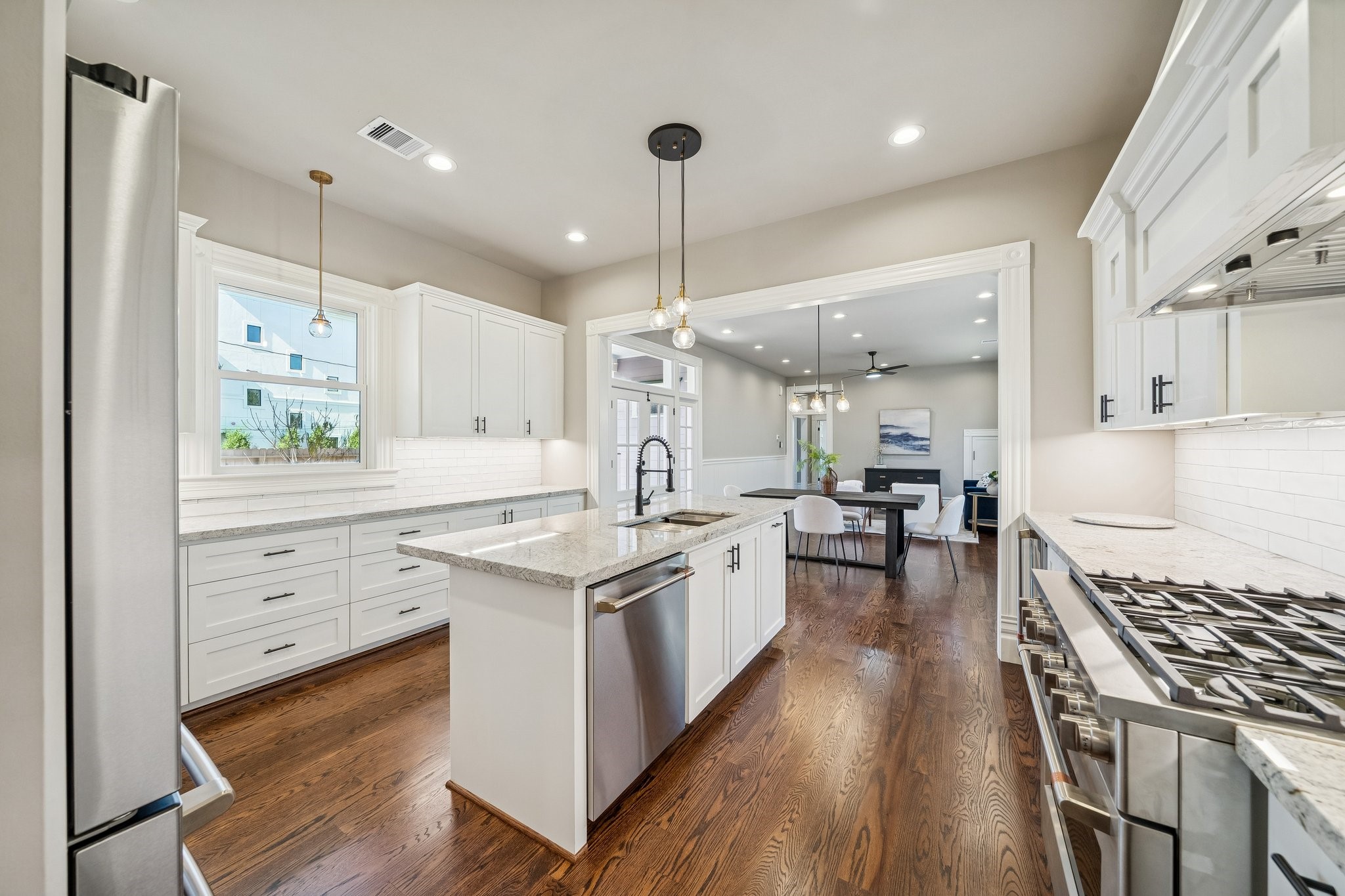 1521 Ovid Street Houston, TX 77007 - Photo 17 of 44 Standing by the pantry looking into the kitchen! Extra long granite counters on the right - perfect for a serving space for the fab fetes that the new homeowners will be hosting!