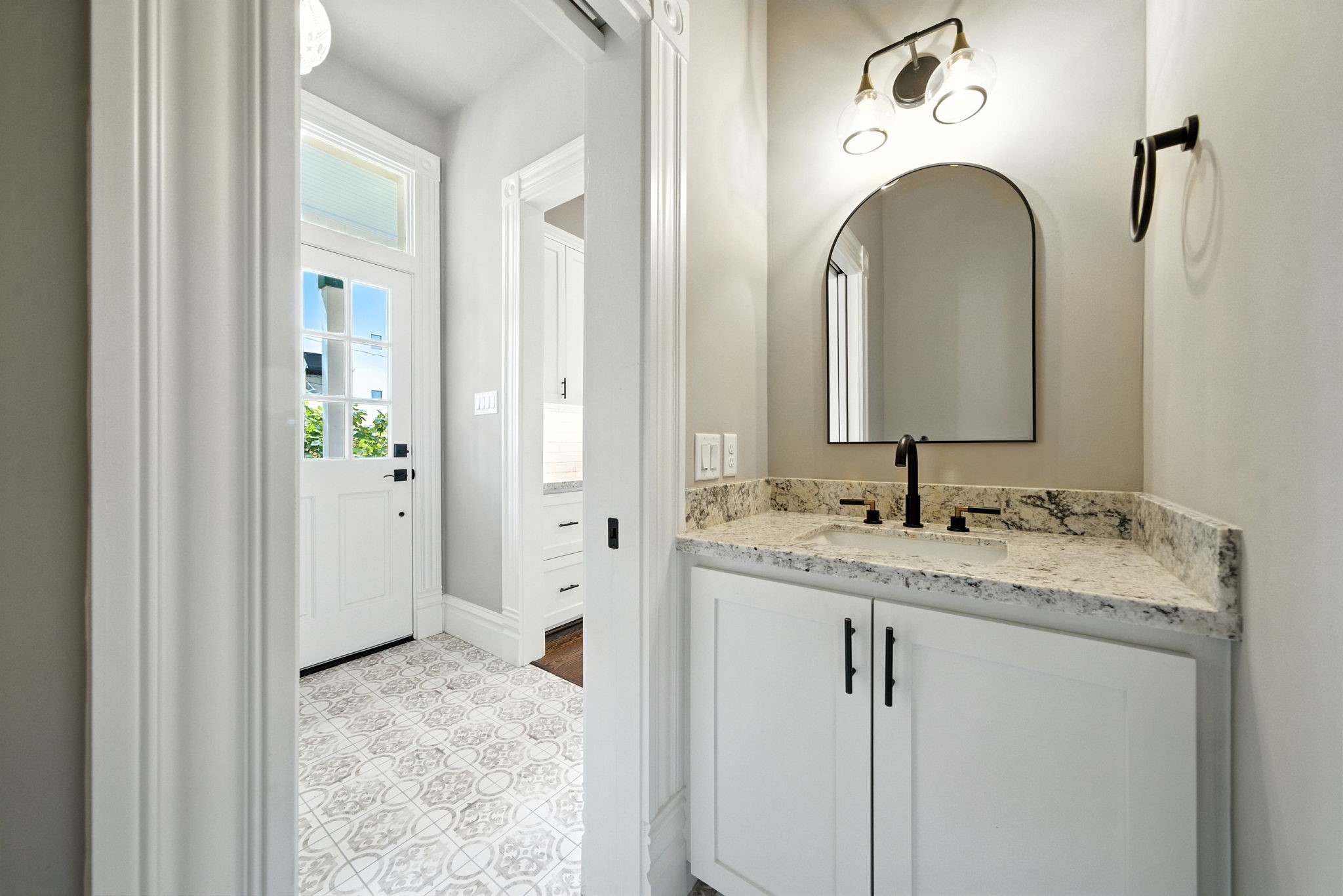 1521 Ovid Street Houston, TX 77007 - Photo 19 of 44 Half bath, just off the mudroom. Note the back door - access to / from the carport and backyard