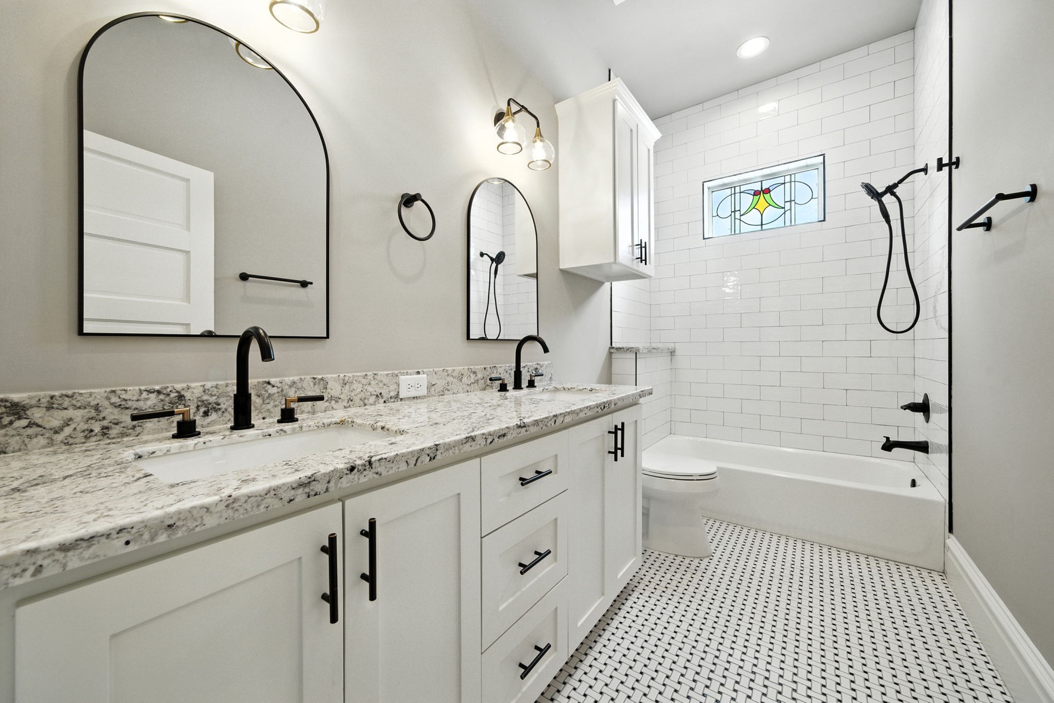 1521 Ovid Street Houston, TX 77007 - Photo 32 of 44 Hall bath on the second floor. Tub for bath time for the kiddos. Double sinks! Custom built cabinets and granite counters. Stained glass window for natural light!