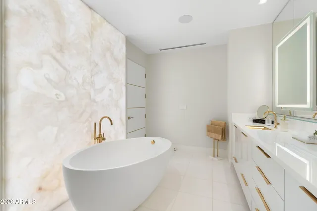 $20,000 | 6587 North Palmeraie Boulevard, Unit 2015, Paradise Valley, AZ 85253