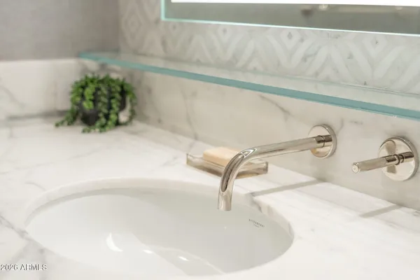 $18,000 | 6587 North Palmeraie Boulevard, Unit 2015, Paradise Valley, AZ 85253