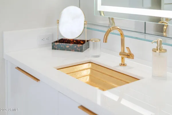 $18,000 | 6587 North Palmeraie Boulevard, Unit 2015, Paradise Valley, AZ 85253