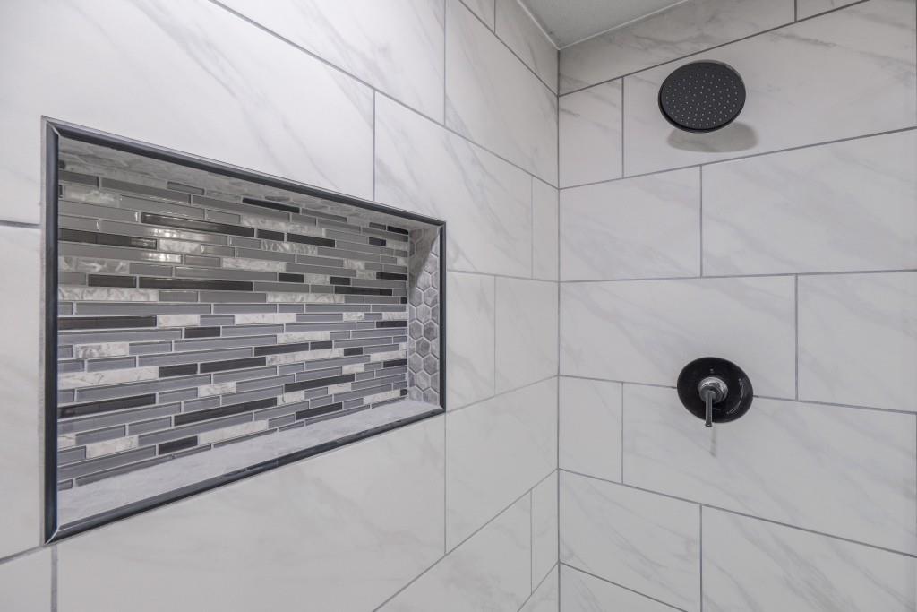 11 Cloverhurst Drive Toccoa, GA 30577 - Photo 16 of 26 a bathroom with a shower